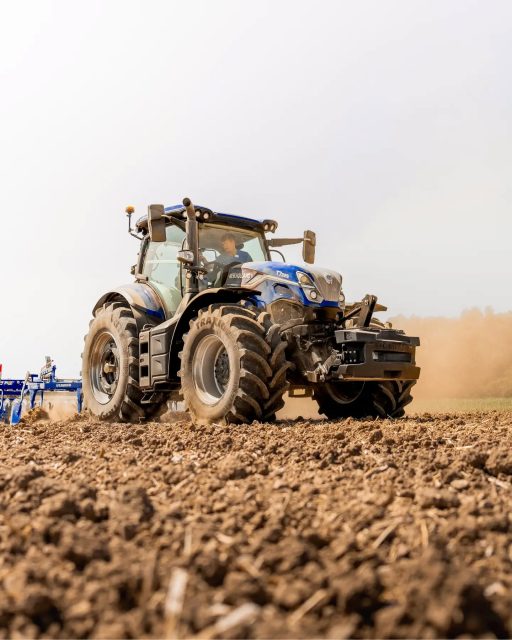 Through the camera, precision becomes art 🤌

Last week I was invited to test the new T7 SWB. Driving was fun, but capturing this masterpiece with my camera was more my thing.

Enjoy the details 🫡

#newholland #thepartnerexperience #bluepower #agriculture