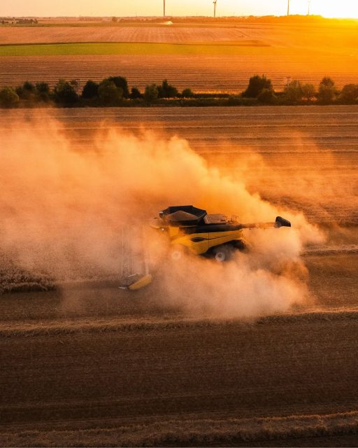 Can't get enough of this sunset 🥹

We, as agricultural photographers, know exactly when it's time to capture the best colors and let the sun do its magic. It's called golden hour for a reason. I always stay until the sun has set before I put my camera away.

#newholland #agriculture #sunset #harvest #landwirt