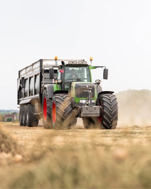 Green paradise 🐋💚

Long-distance onion harvesting? Then you better bring all the trailers.

VG-Trans’ 930 remains one of the best-looking 930s in Belgium. Always a pleasure to see this one at work🔥

#fendt #harvest #agriculture #landwirt