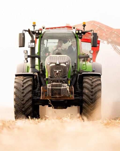 When a the trailer makes the tractor look small, you know you're with potato farmer Van Waes!🤯

Always a treat to see these combinations fully loaded🫡

#agriculture #fendt #harvest #landwirt #tractor